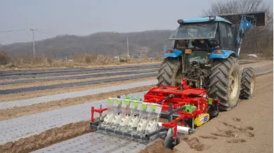 Tractor pulling ORATEXCA GK7 BG-1200BS onion direct seeder