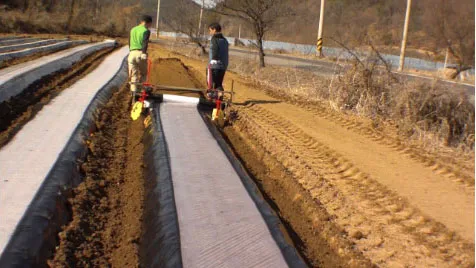 ORATEXCA GK7 BG-777B laying plastic film on wide soil beds