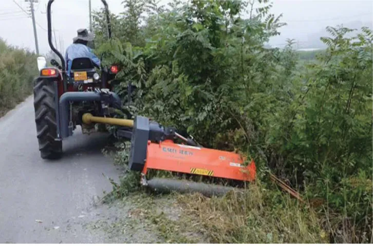 ORATEXCA GK7 FC series mower cutting grass on a roadside embankment