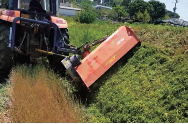 ORATEXCA GK7 FC verge mower clearing a downward sloped ditch