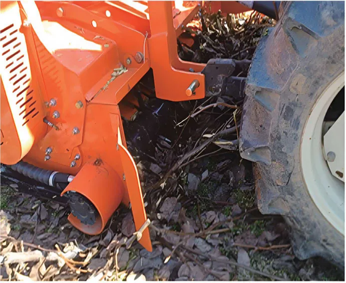 ORATEXCA GK7 PUM mulcher picking up pruned branches