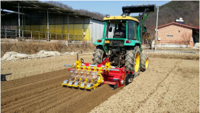 ORATEXCA GK7 SHB-TR5 5-row seeder operating in the field