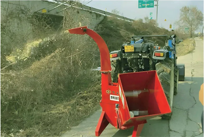 ORATEXCA GK7 WCT wood chipper discharging wood chips